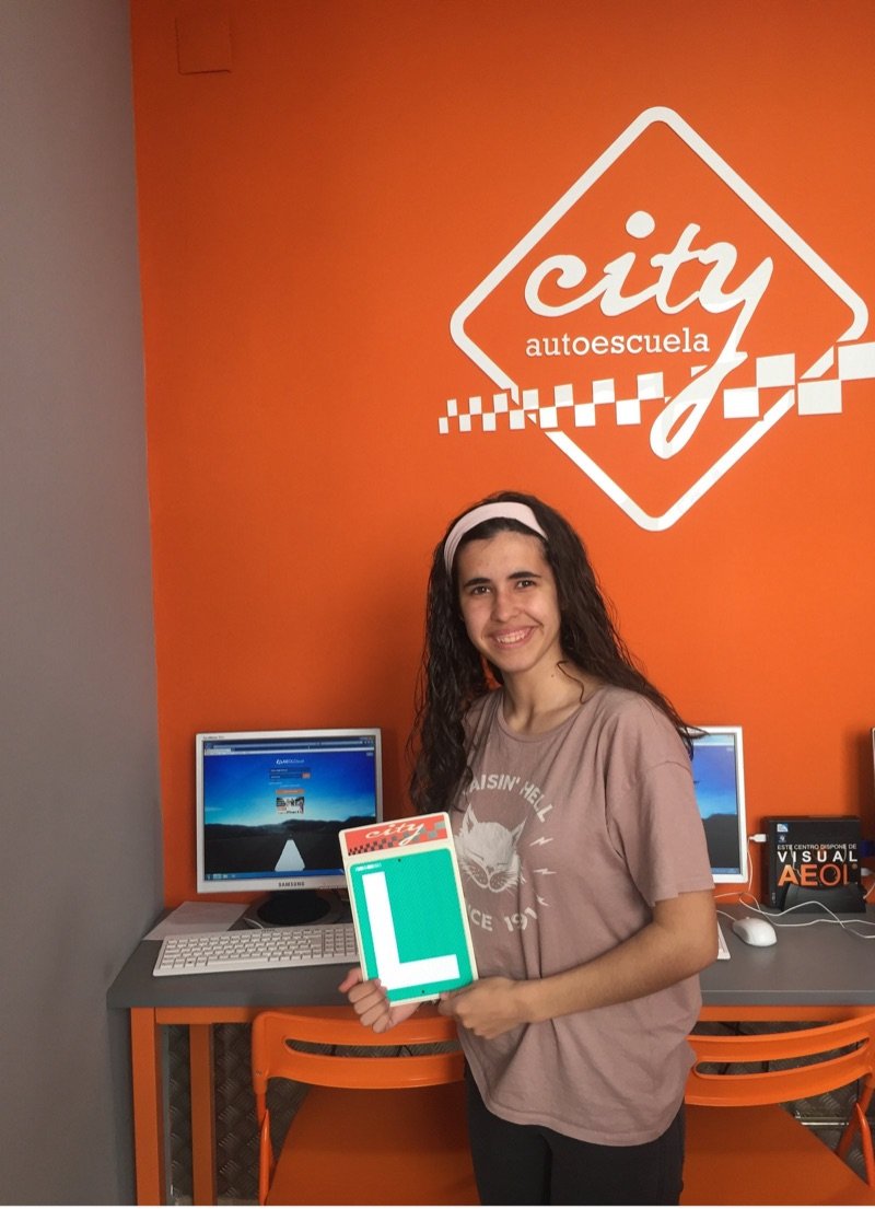 Lidia, alumna aprobada, con la placa L en City Autoescuela Córdoba