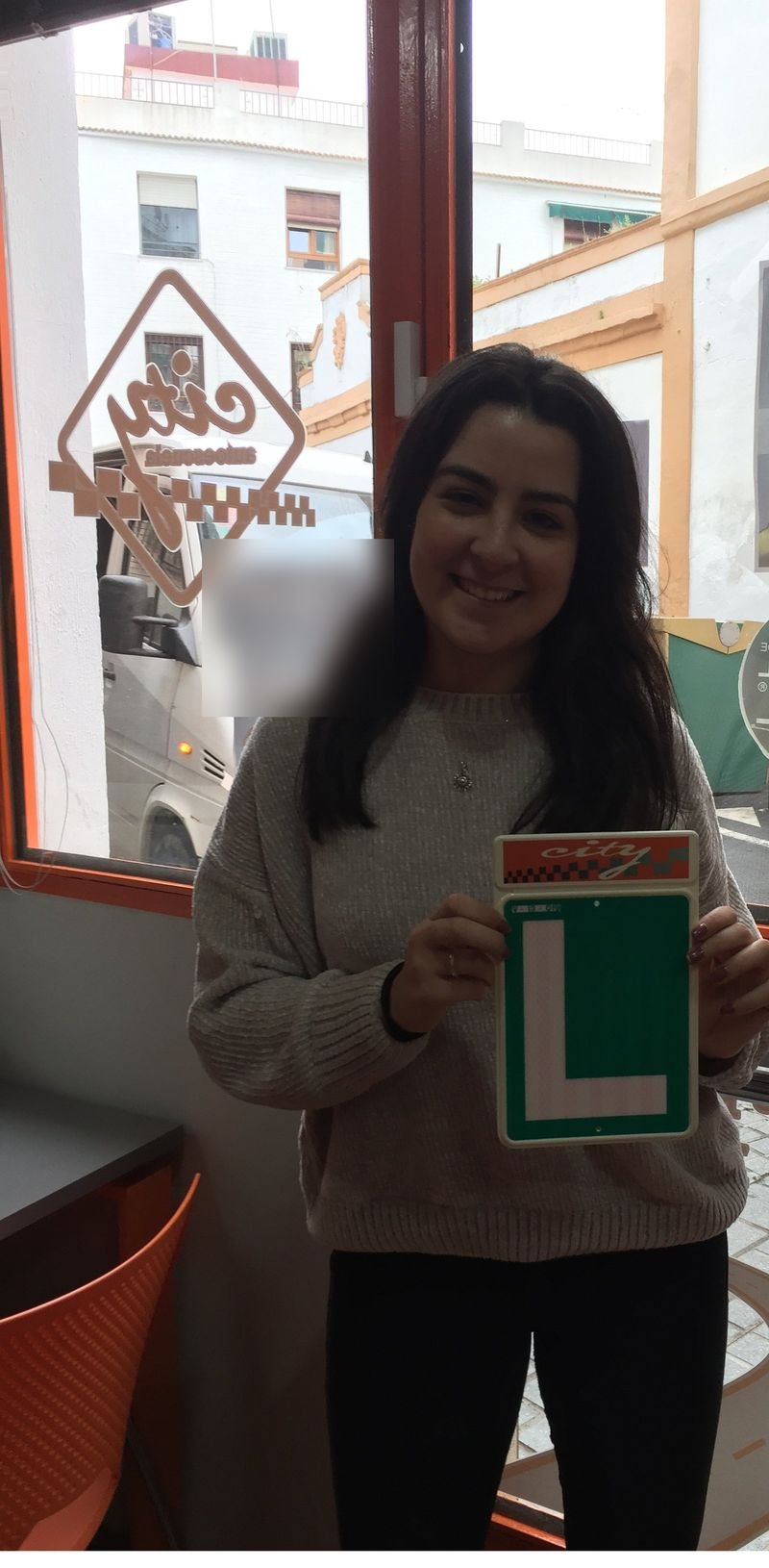 Lorena, alumna aprobada, con la placa L en City Autoescuela Córdoba