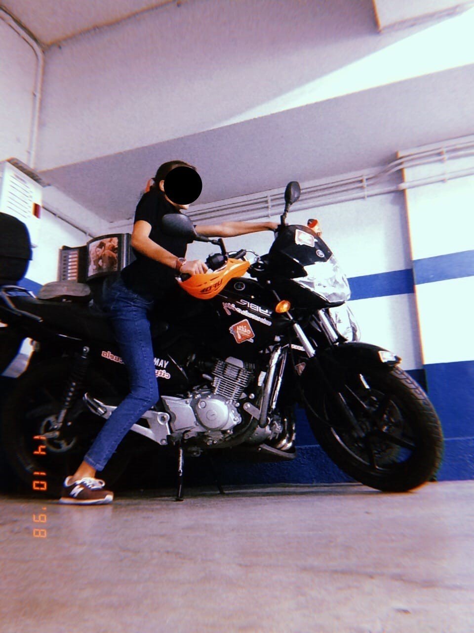 Alumna de City Autoescuela sobre la Yamaha YBR de prácticas en el garaje de la escuela