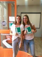 Marta y María, alumnas aprobadas de City Autoescuela, celebrando con la placa L