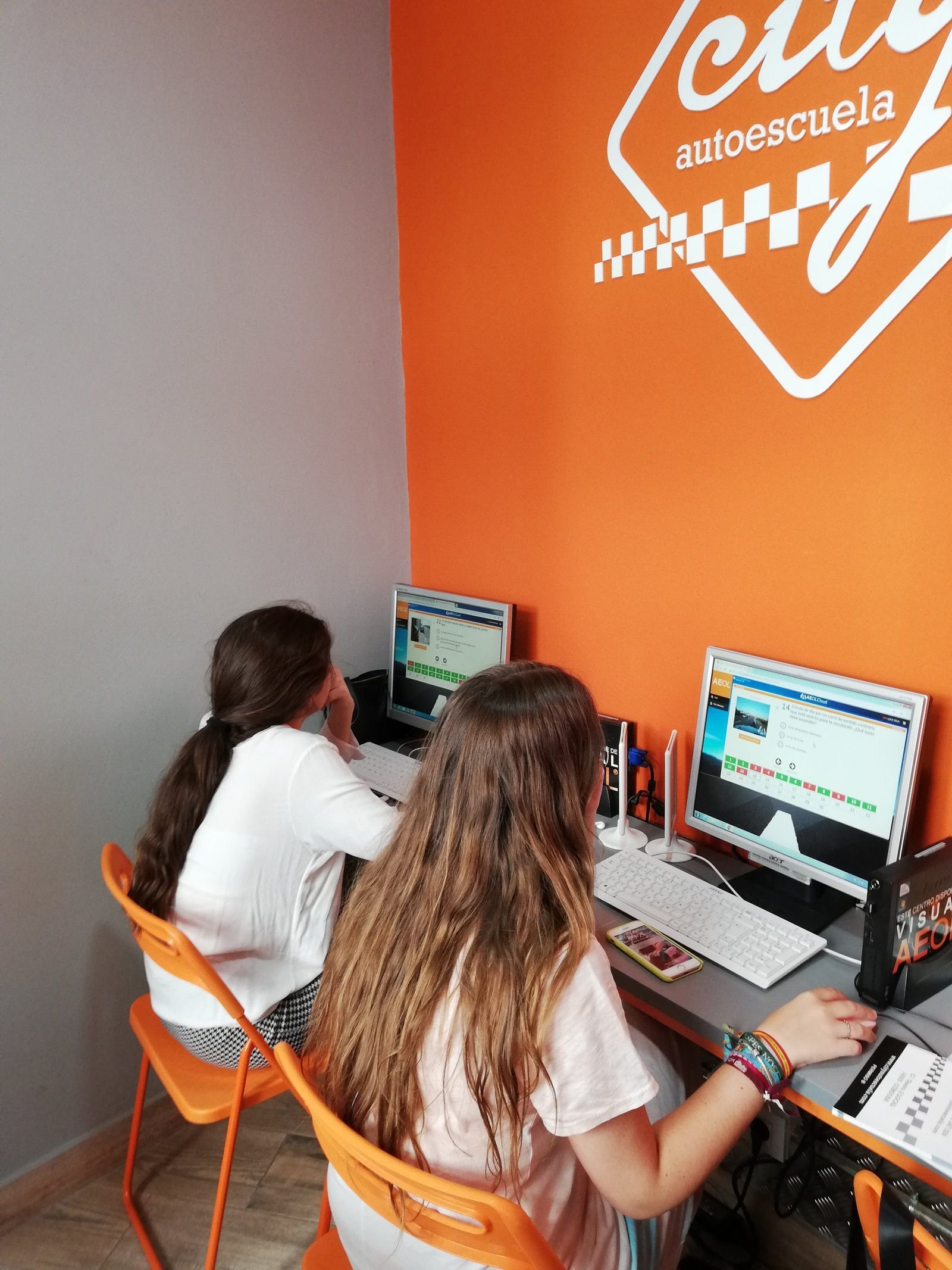 Alumnas de City Autoescuela haciendo tests DGT en los ordenadores del aula de informática