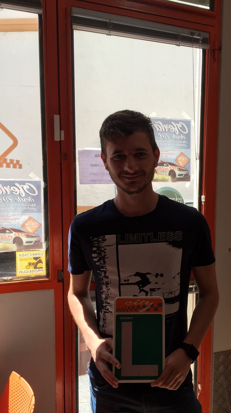 Enrique, alumno aprobado, con la placa L en City Autoescuela Córdoba