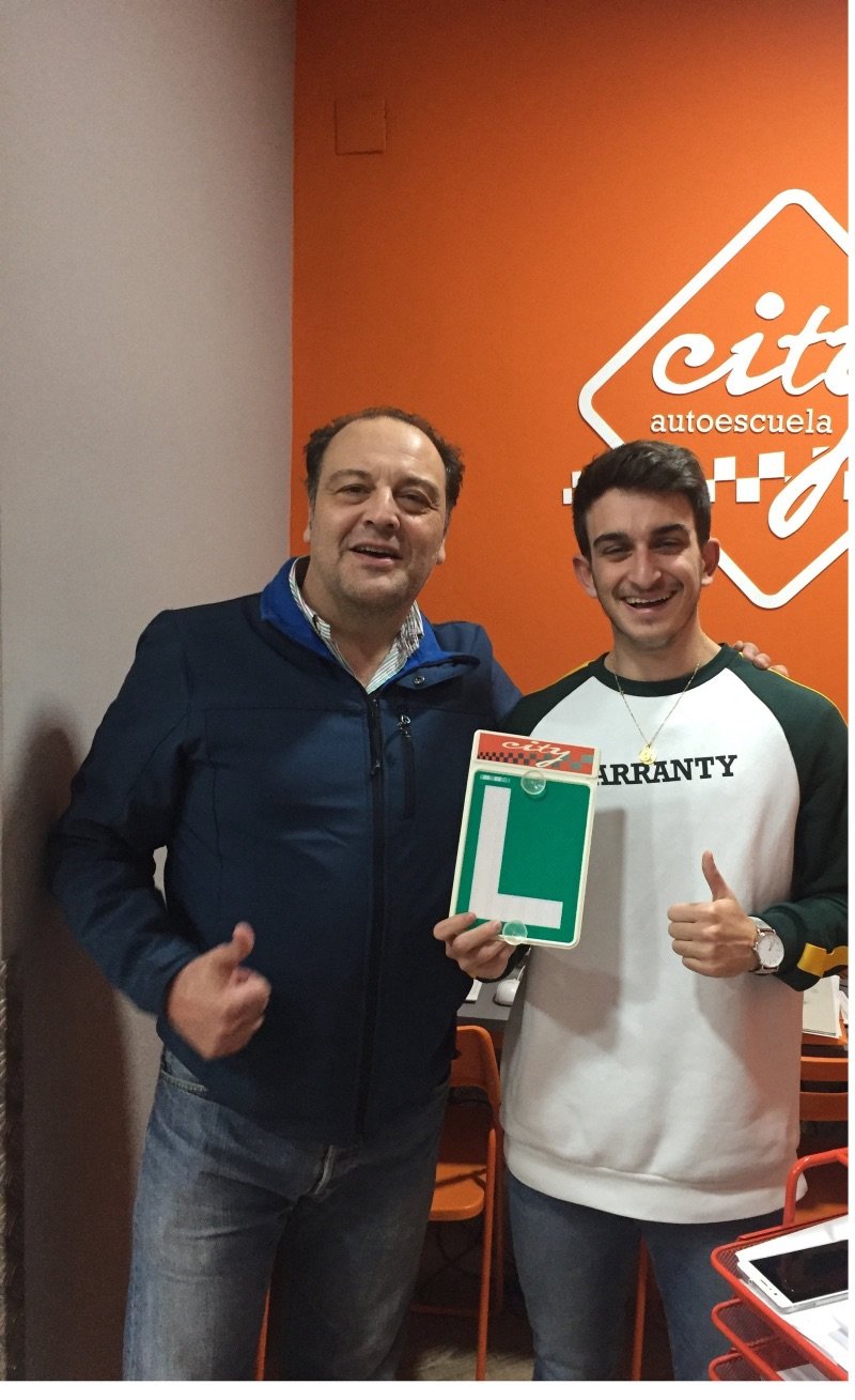 Miguel Felipe con su profesor de City Autoescuela tras aprobar el examen