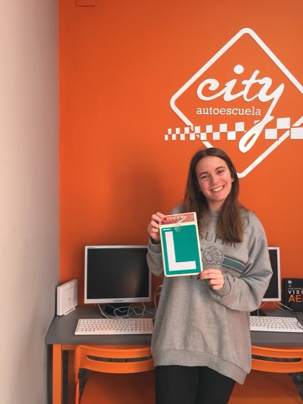 Alicia, alumna de City Autoescuela, celebrando su aprobado con la placa L