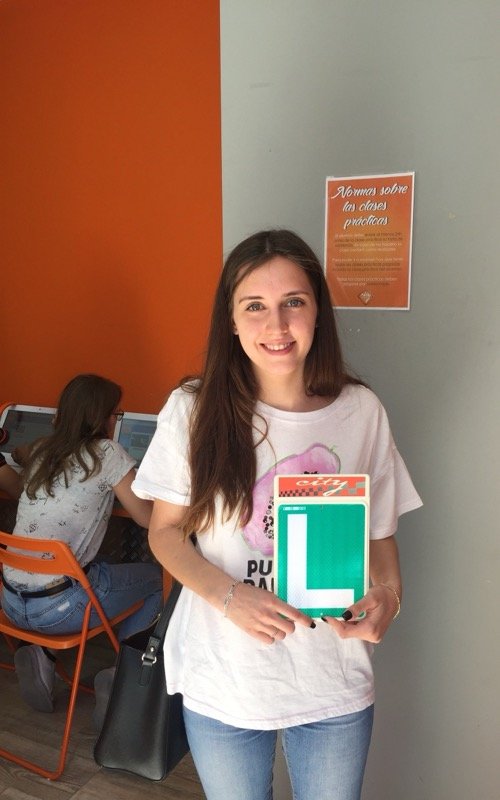 Aurora, alumna de City Autoescuela, con su placa L el día del aprobado