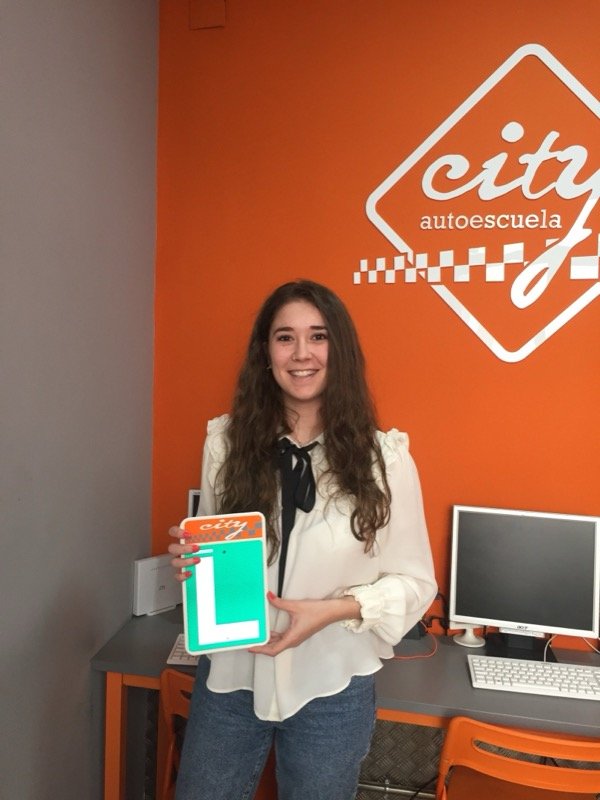 Bárbara, alumna de City Autoescuela, celebrando su aprobado con la placa L