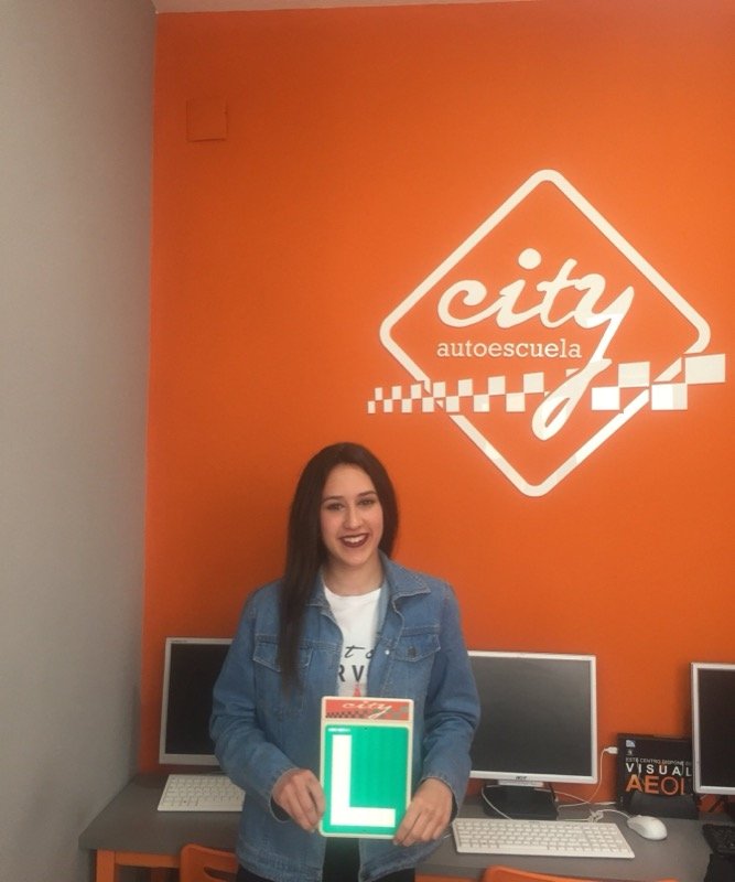 Dalia, alumna de City Autoescuela, celebrando el aprobado con su placa L