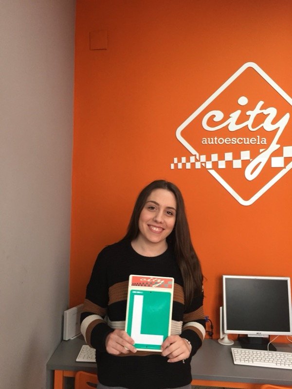Inma, alumna de City Autoescuela, con su placa L el día del aprobado