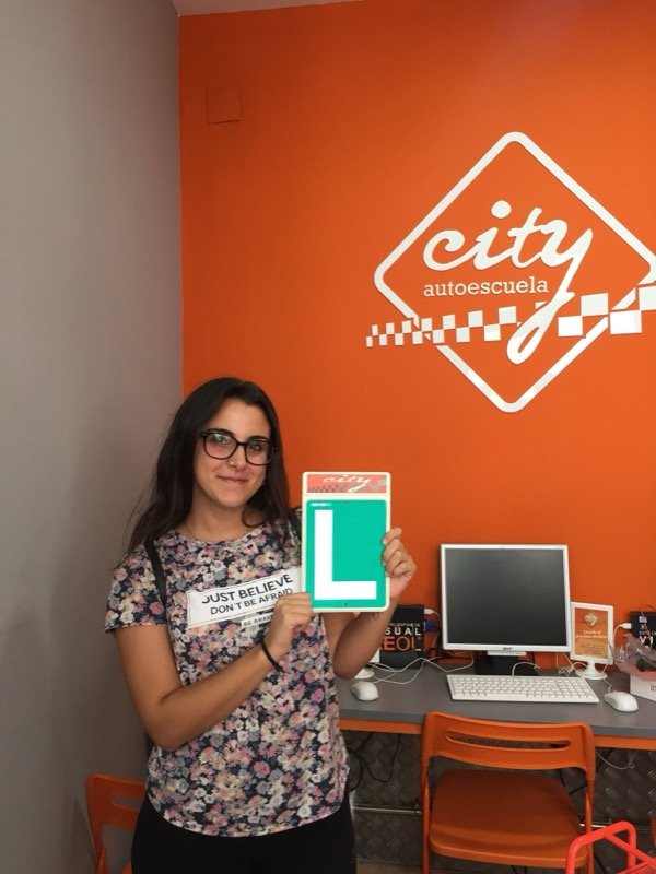 Isabel, alumna de City Autoescuela, con su placa L tras aprobar en Córdoba