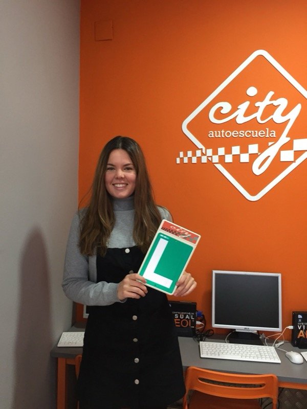 Isabel, alumna de City Autoescuela, celebrando su aprobado con la placa L