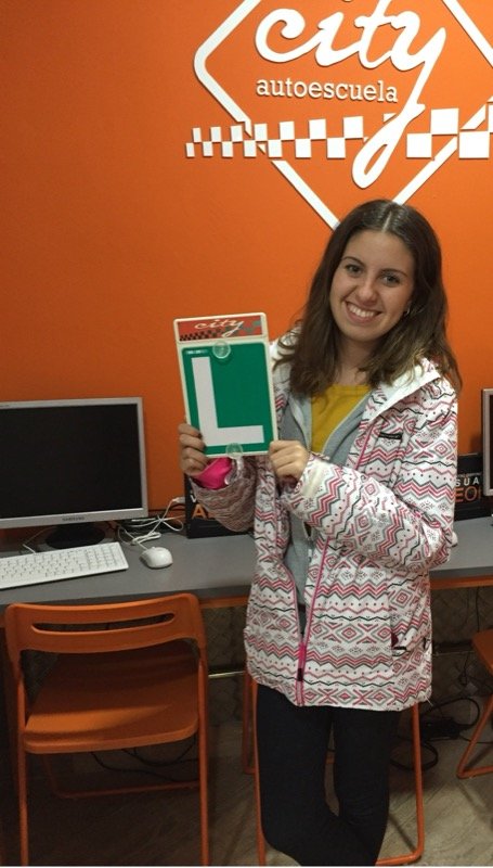 Laura, alumna de City Autoescuela, con la placa L tras aprobar