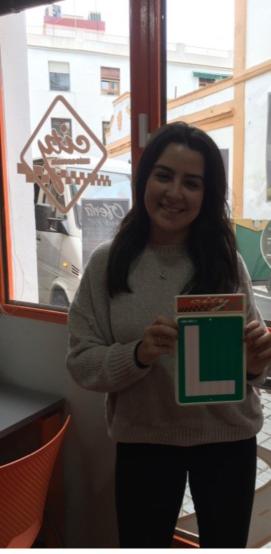 Lorena, alumna de City Autoescuela, con su placa L tras aprobar