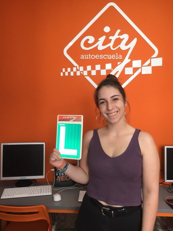 Luisa, alumna de City Autoescuela, con la placa L el día de su aprobado