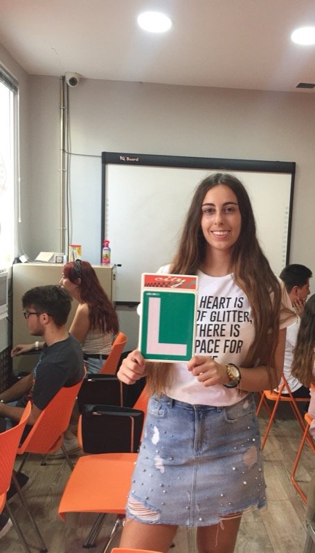 Mar, alumna de City Autoescuela, con su placa L tras aprobar en Córdoba