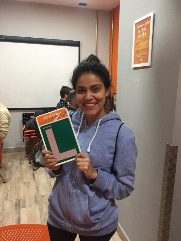 Marcela, alumna de City Autoescuela, celebrando su aprobado con la placa L