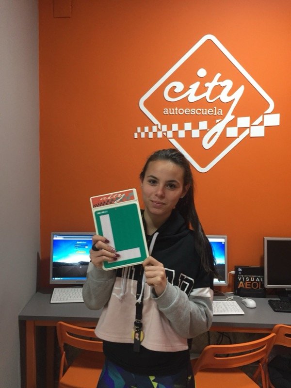 María, alumna de City Autoescuela, con su placa L tras aprobar