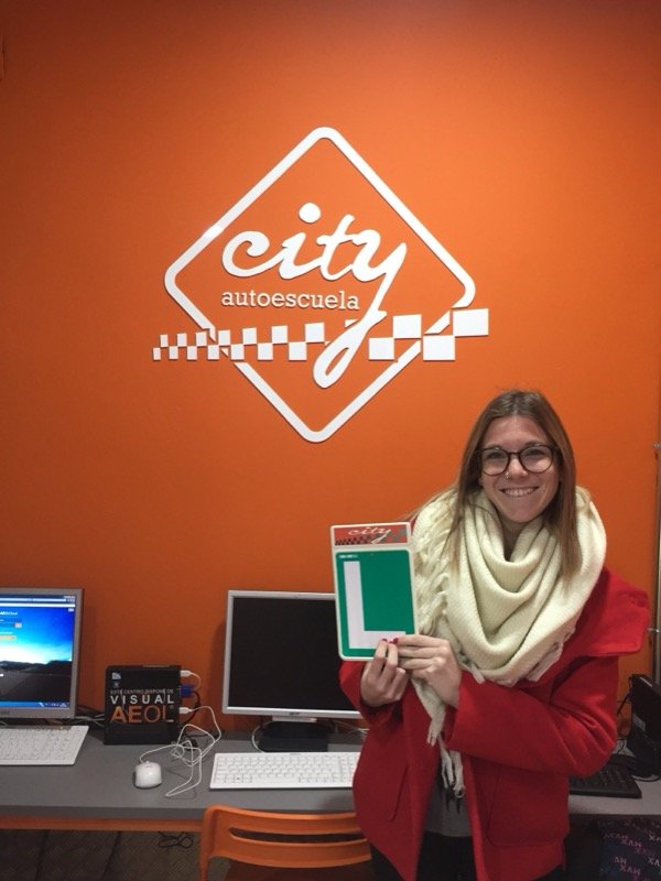 Marta, alumna de City Autoescuela, con la placa L tras aprobar el examen