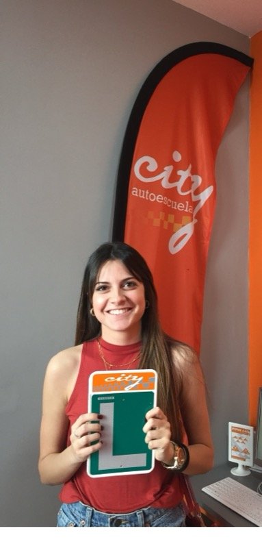 Natalia, alumna de City Autoescuela, con su placa L el día del aprobado