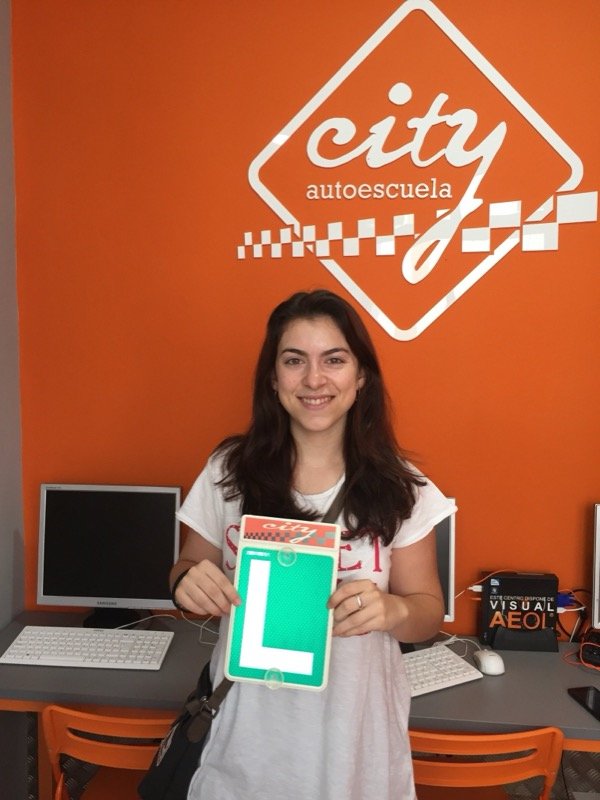 Natalia, alumna de City Autoescuela, con la placa L tras aprobar en Córdoba