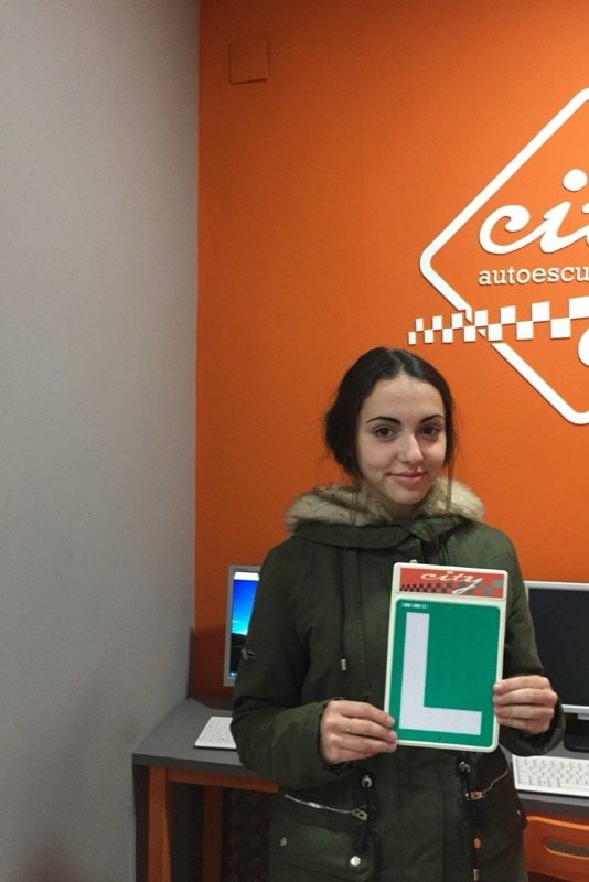 Paula, alumna de City Autoescuela, celebrando su aprobado con la placa L