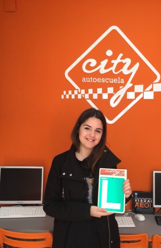 Rocío, alumna de City Autoescuela, con su placa L tras aprobar el examen