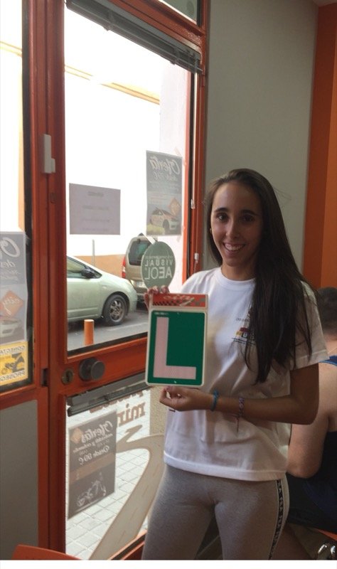 Tamara, alumna de City Autoescuela, con la placa L el día de su aprobado