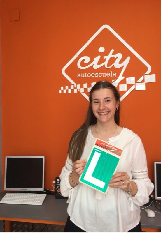 Teresa, alumna de City Autoescuela, con su placa L tras aprobar en Córdoba