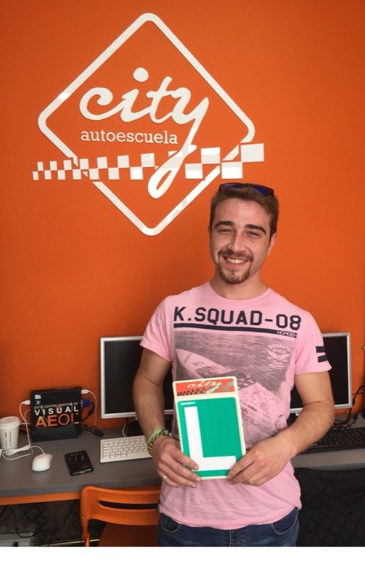 Alberto, alumno de City Autoescuela, con la placa L el día de su aprobado