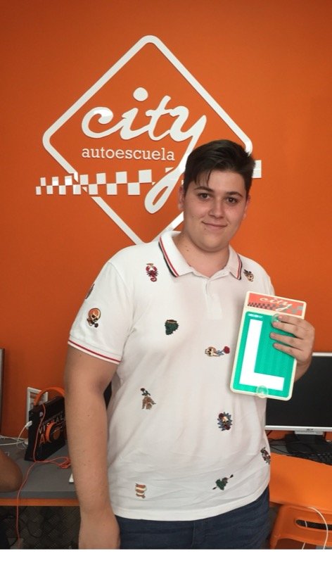 Alejandro, alumno de City Autoescuela, con la placa L tras aprobar el examen