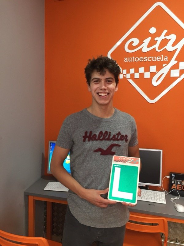 Alfonso, alumno de City Autoescuela, con la placa L tras aprobar en Córdoba