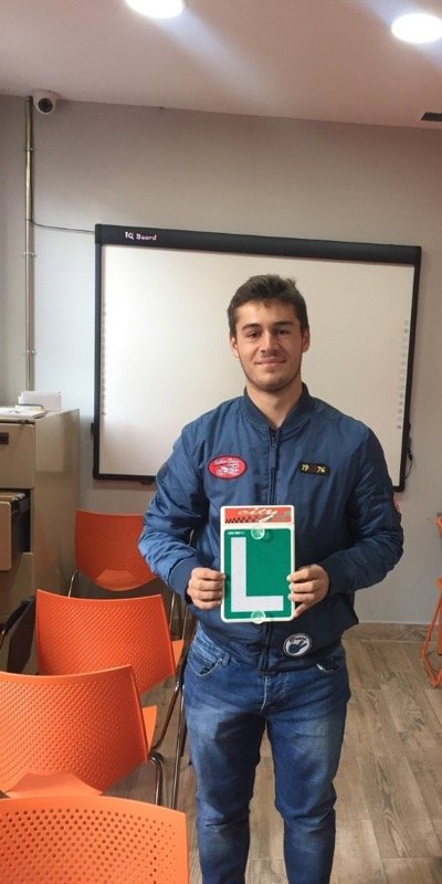 Dani, alumno de City Autoescuela, con la placa L el día de su aprobado