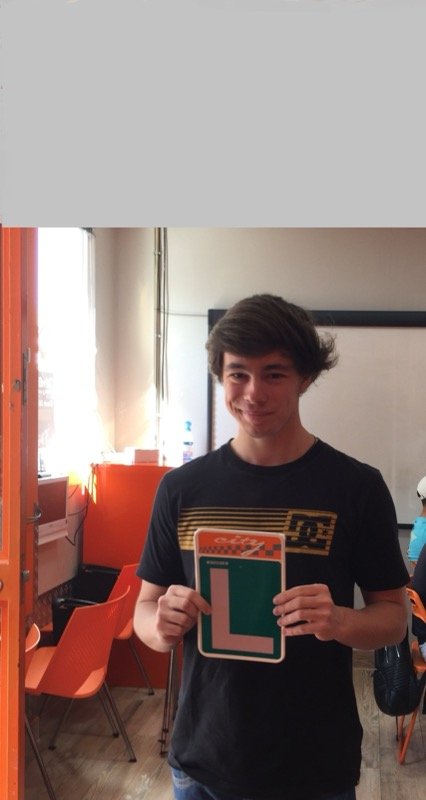 Francisco de Asís, alumno de City Autoescuela, con la placa L tras aprobar