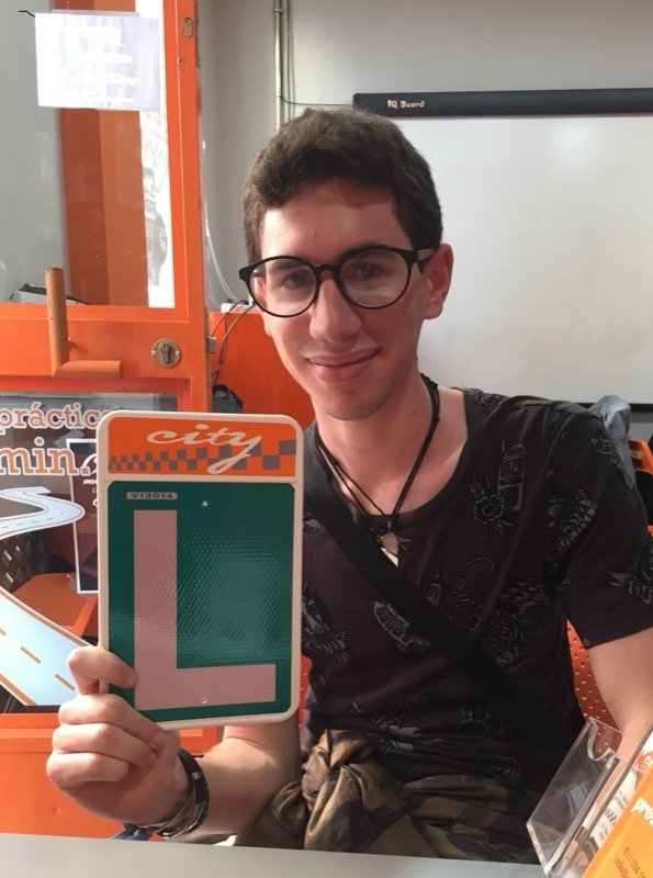 Francisco Javier, alumno de City Autoescuela, con la placa L tras aprobar