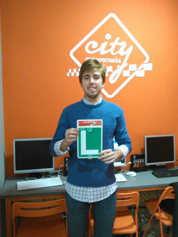 Gonzalo, alumno de City Autoescuela, con la placa L el día de su aprobado