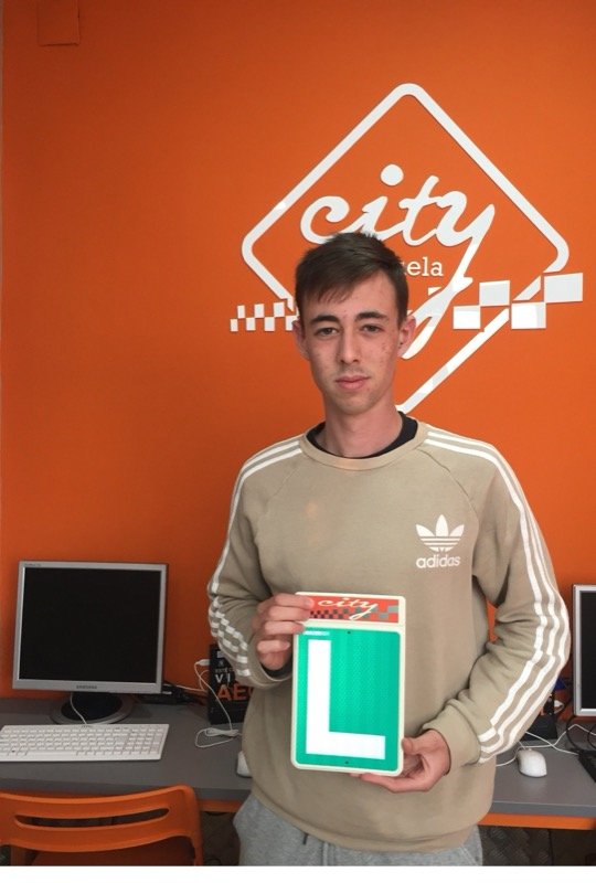 Jaime, alumno de City Autoescuela, con la placa L tras aprobar el examen