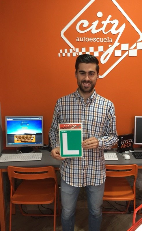Jorge, alumno de City Autoescuela, celebrando su aprobado con la placa L