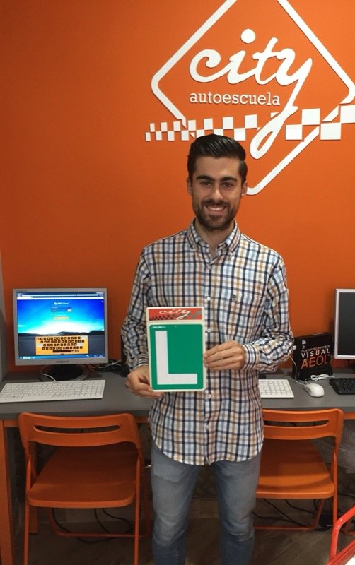 Jorge, alumno de City Autoescuela, con la placa L el día de su aprobado