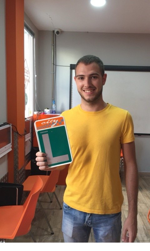 Juan Miguel, alumno de City Autoescuela, con la placa L tras aprobar