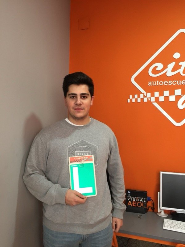 Manuel, aprobado del permiso A2 de moto en City Autoescuela, con la placa L