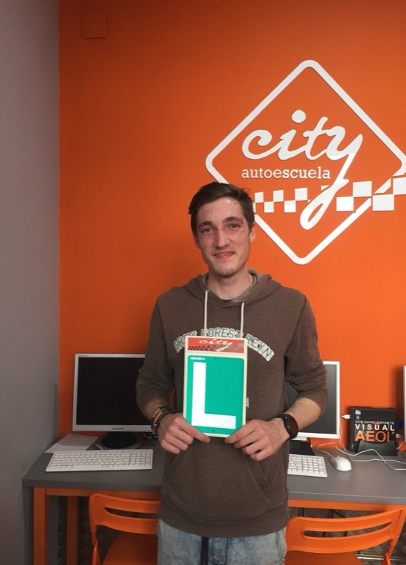 Miguel, alumno de City Autoescuela, con la placa L tras aprobar