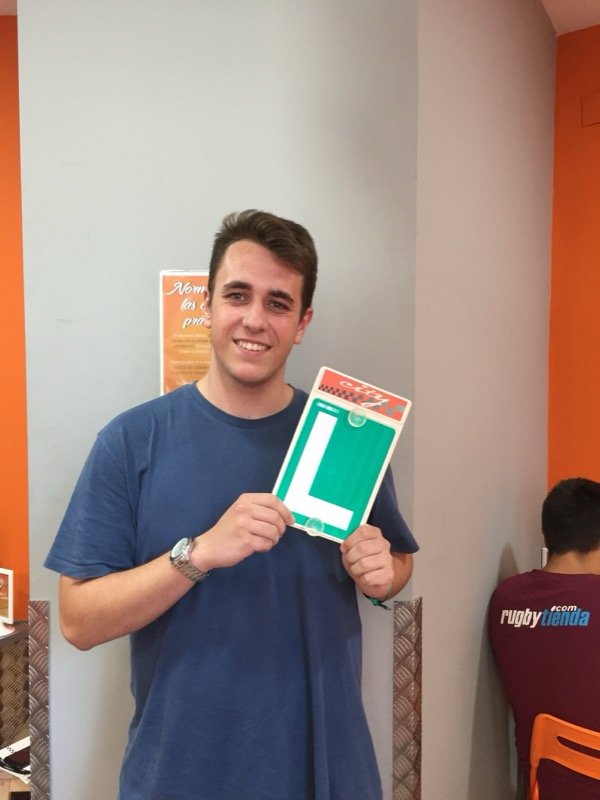 Pedro Manuel, alumno de City Autoescuela, con la placa L el día del aprobado