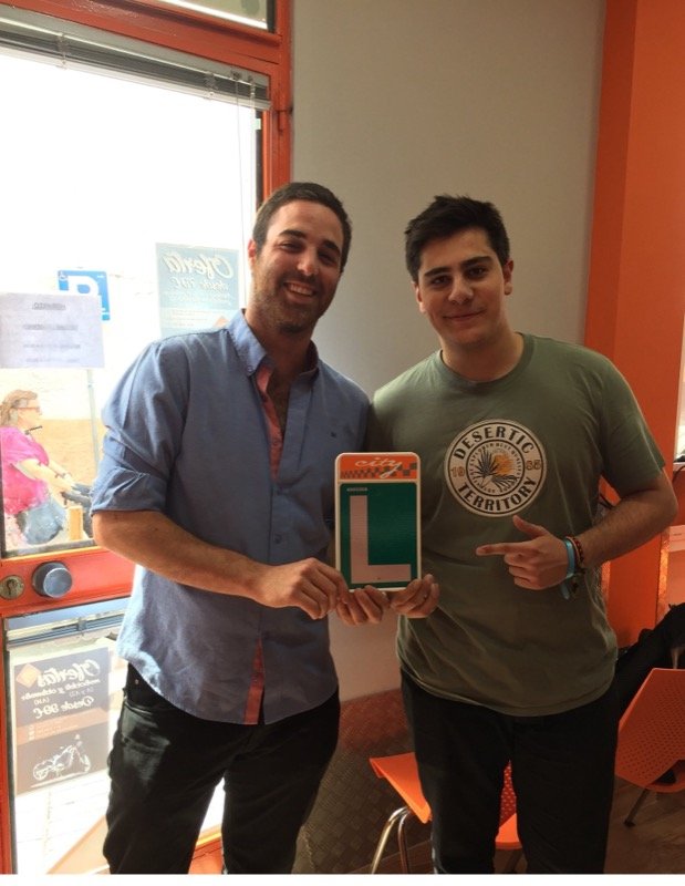 Emilio y Manuel, alumnos de City Autoescuela, celebrando juntos su aprobado con las placas L