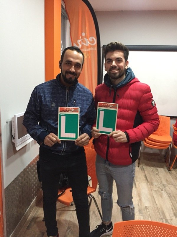 Hasibullah y Javi celebrando su doble aprobado con las placas L de City Autoescuela