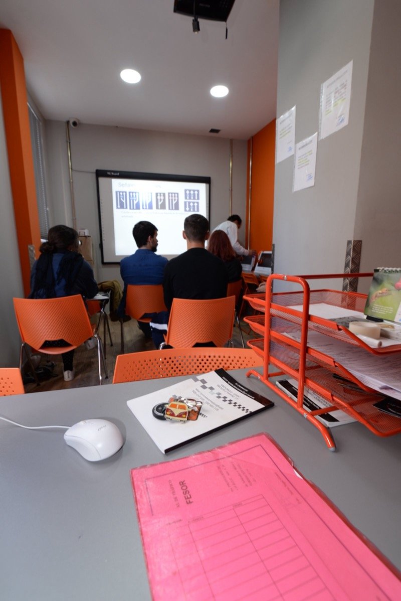 Clase teórica en City Autoescuela con señales proyectadas en la pizarra digital