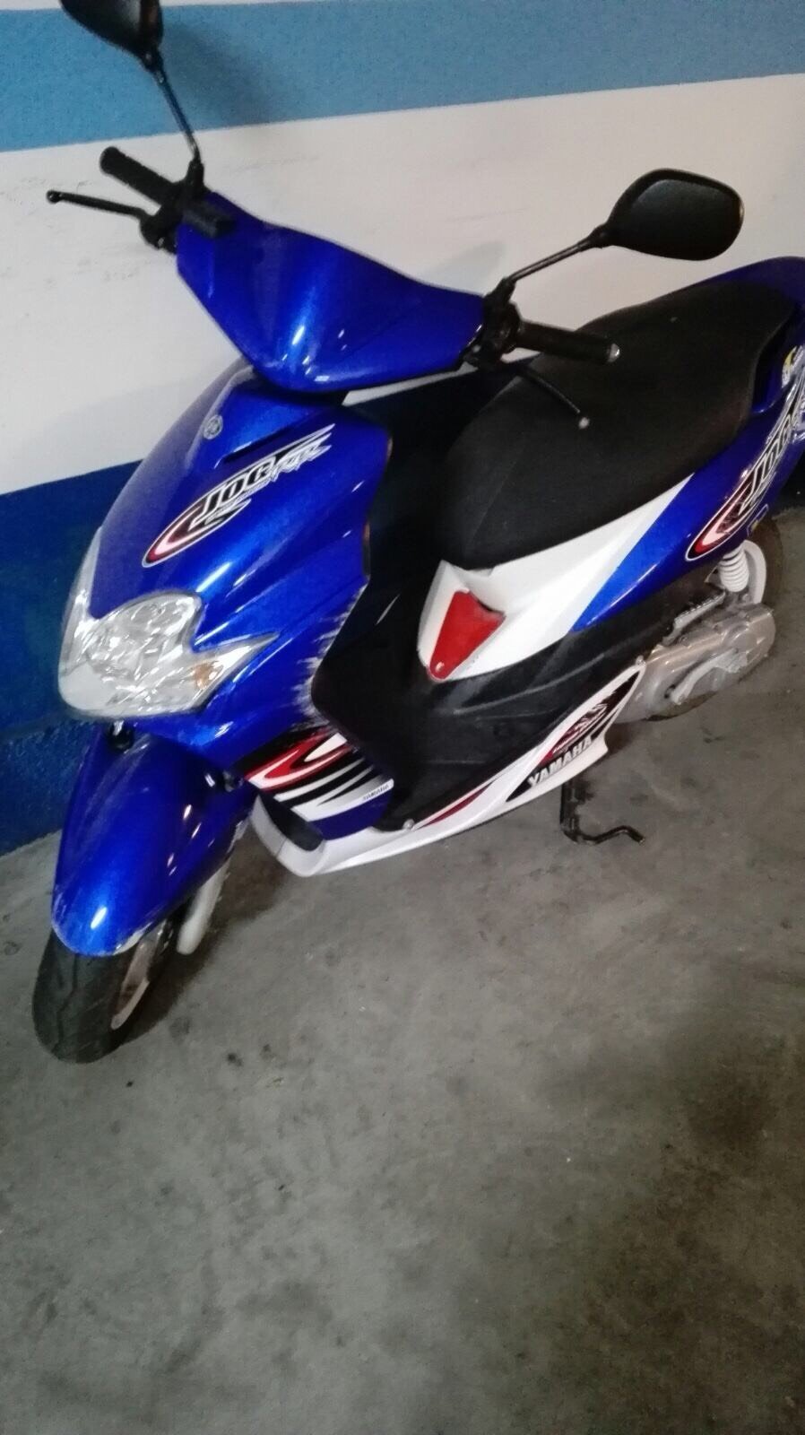 Ciclomotor Yamaha Jog RR azul de City Autoescuela para la licencia AM