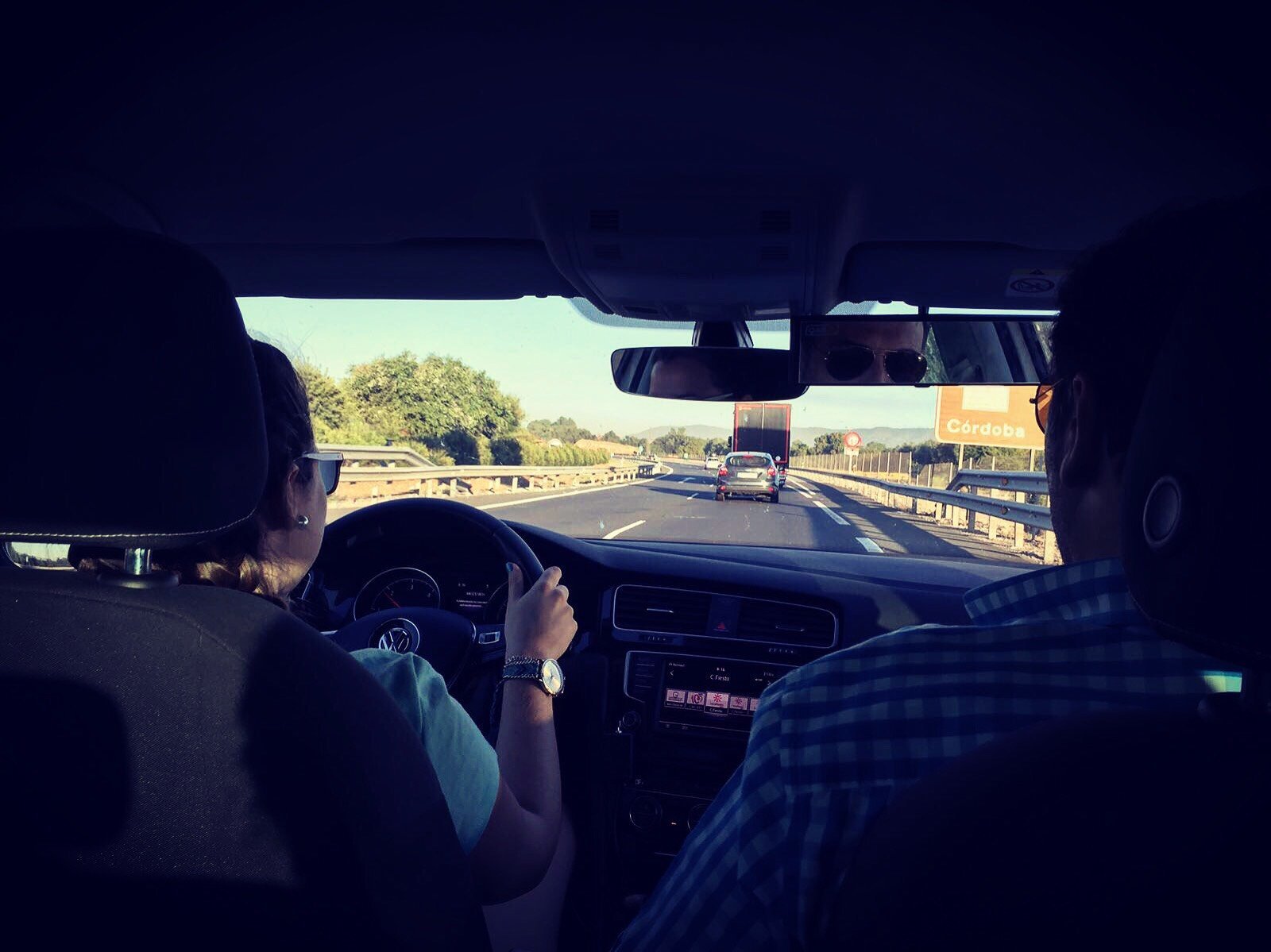 Alumna al volante en una clase práctica por la autovía, con la salida hacia Córdoba