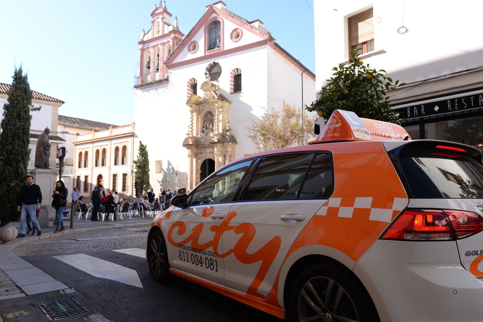 Detalle de la rotulación del coche de prácticas de City Autoescuela