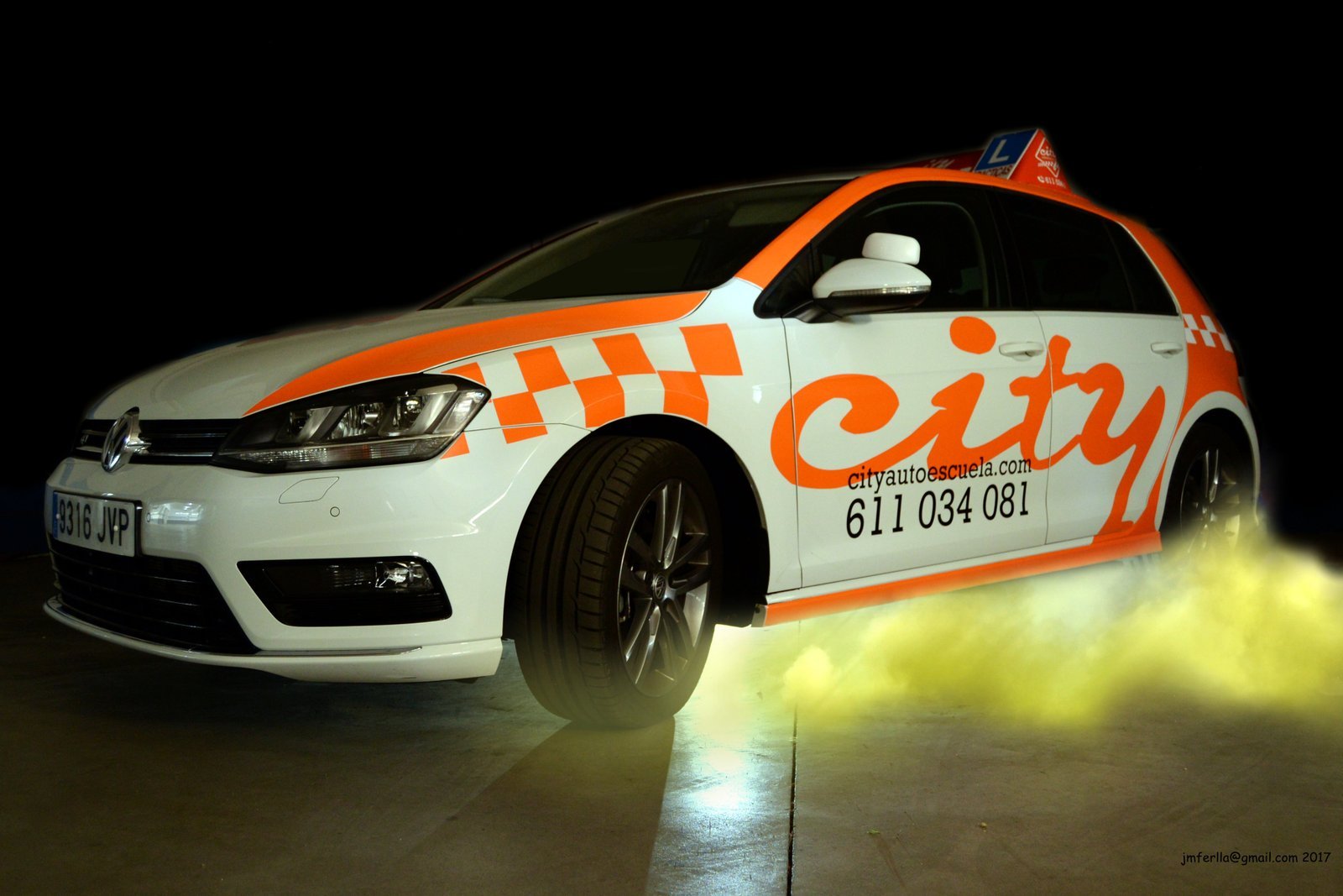 Volkswagen Golf de prácticas de City Autoescuela, rotulado y con placa L