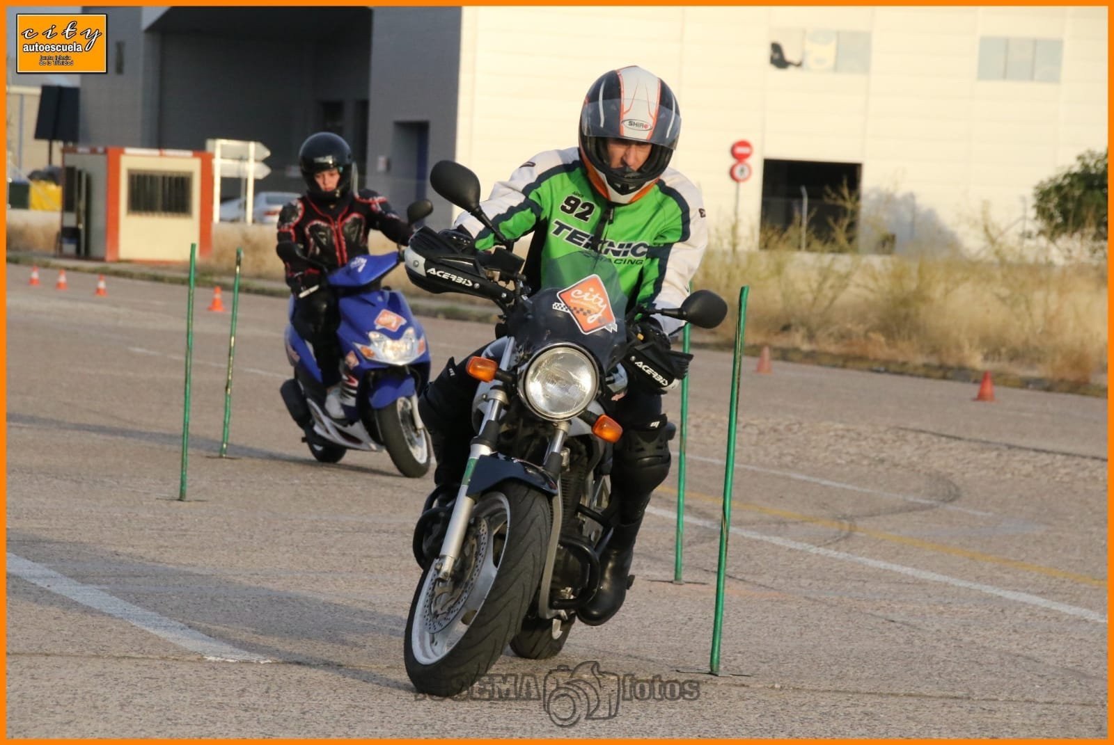 Alumnos de City Autoescuela practicando el zigzag entre jalones en la pista de examen de motos
