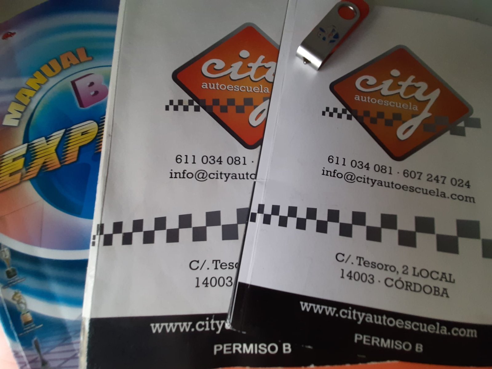 Manuales propios del permiso B de City Autoescuela con los datos de contacto en Córdoba
